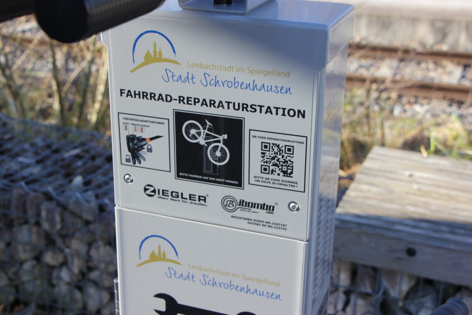Fahrradreparaturstation am Bahnhof Schrobenhausen, Nahaufnahme der Anleitung