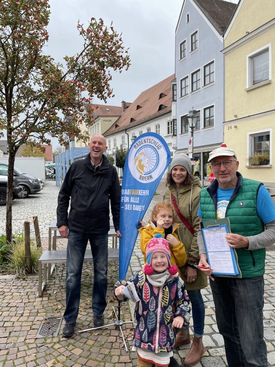 Gruppenfoto von der Infoaktion zum Radentscheid