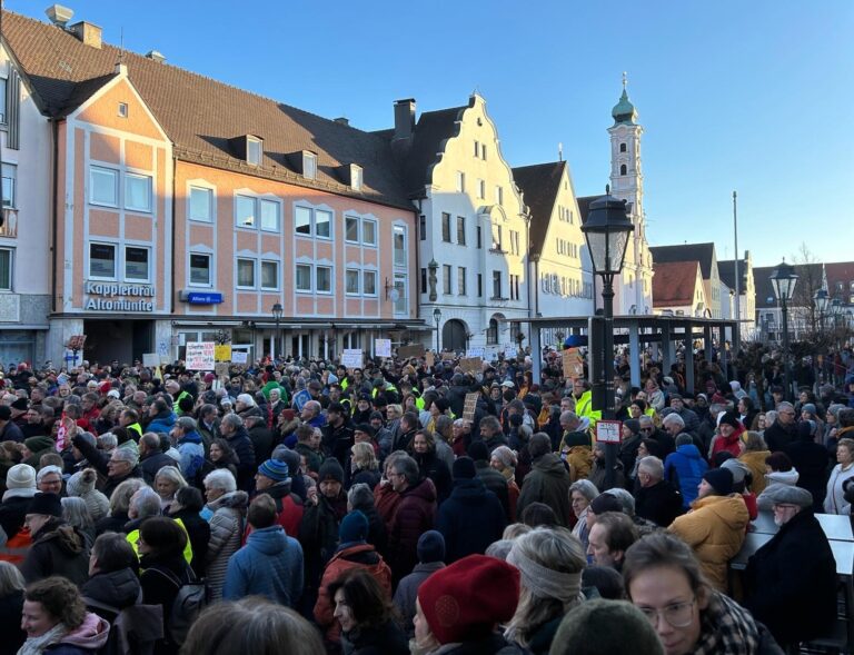 Ein voller Erfolg: „Aichach bleibt bunt“ mit 2.200 Menschen!