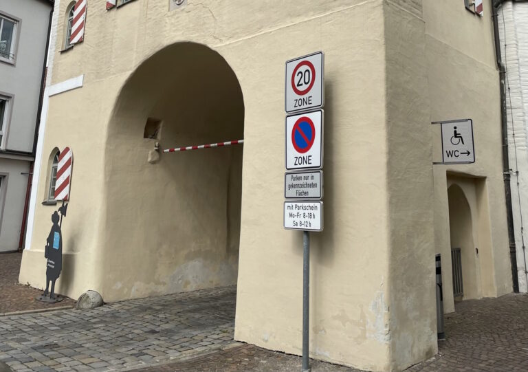 Schild endlich sichtbar: Tempo 20 am Aichacher Stadtplatz