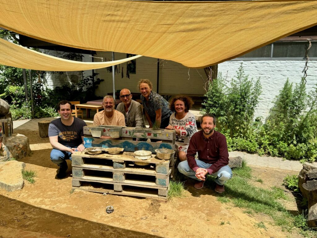 Gruppenfoto hinter dem Sandkasten des Kindergartens. Personen v.l.n.r.: Stefan Bast, Josef Stadlmaier, Dr. Michael Zott, Magdalena Federlin, Marion Zott, Alexander Rusch