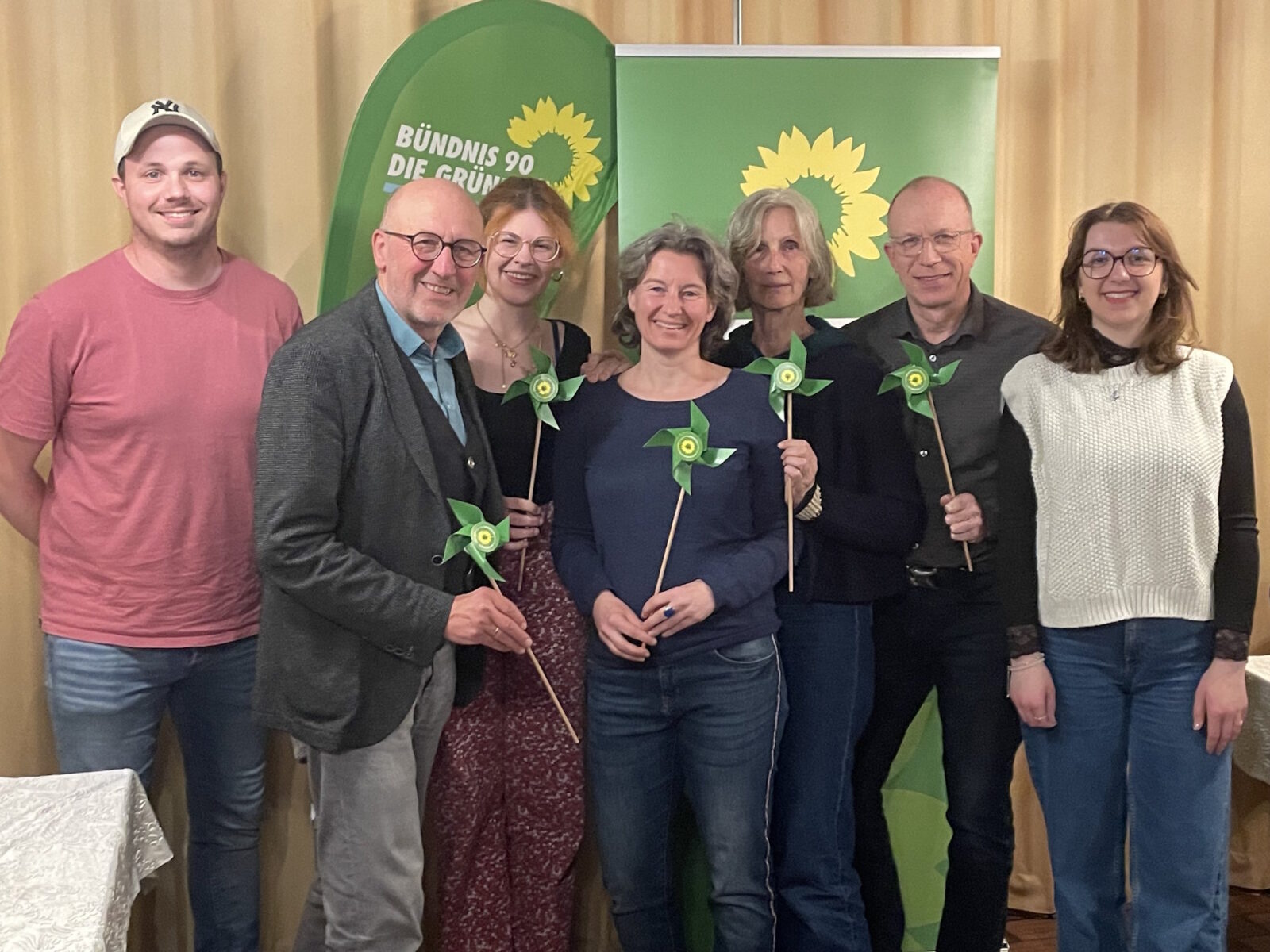 Personengruppe vor grünen Parteilbannern: von links: Kreissprecher Christopher Mayer, AlfredSeitz, Annika Thöle, Diana Selig, Sabine Peters, Andreas Kosmala und Kreissprecherin Lena Eichner.