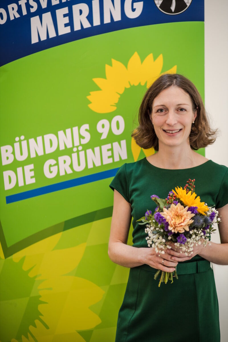 Unsere grüne Bürgermeisterkandidatin für Mering, Laura Matthes mit einem Blumenstrauß