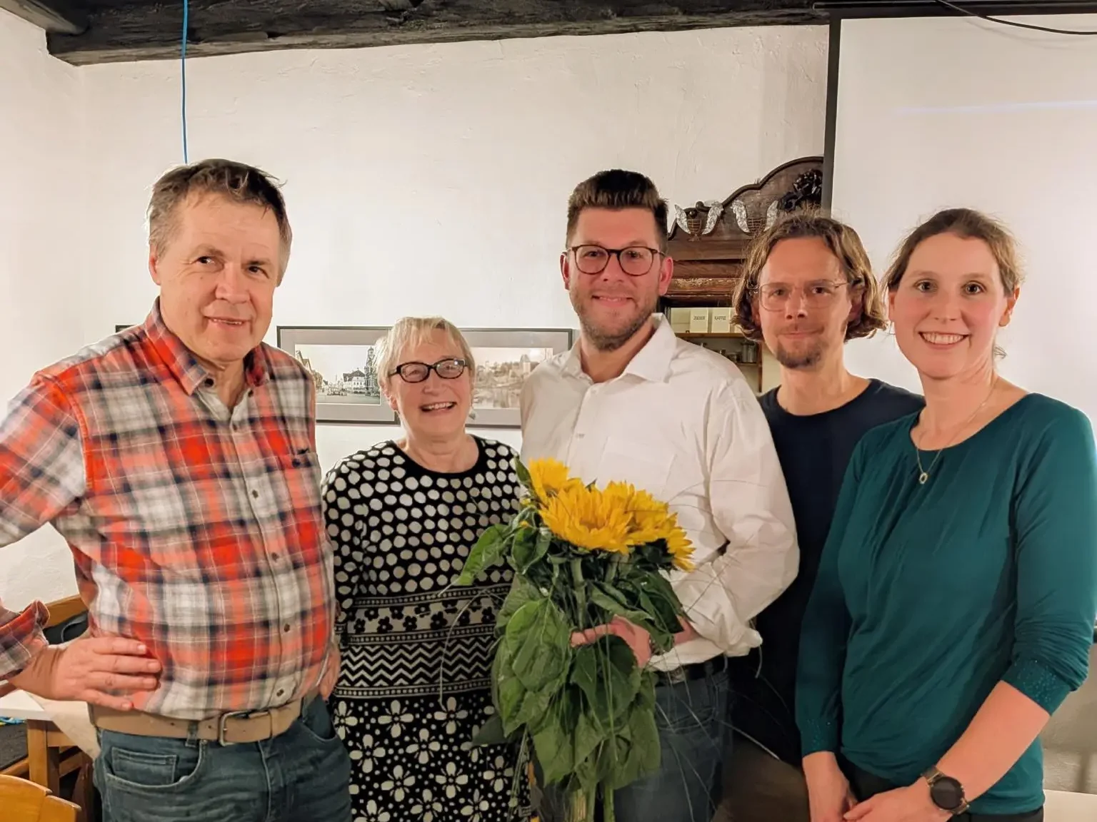 Foto des Bürgermeisterkandidaten Egon Stamp mit dem 4-köpfigen Ortsvorstand und einer Sonnenblume
