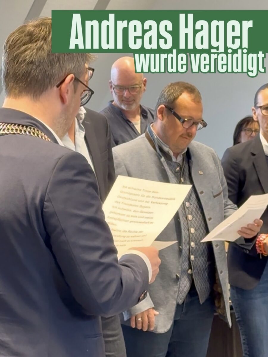 Andreas Hager wird als Stadtrat vom Bürgermeister vereidigt