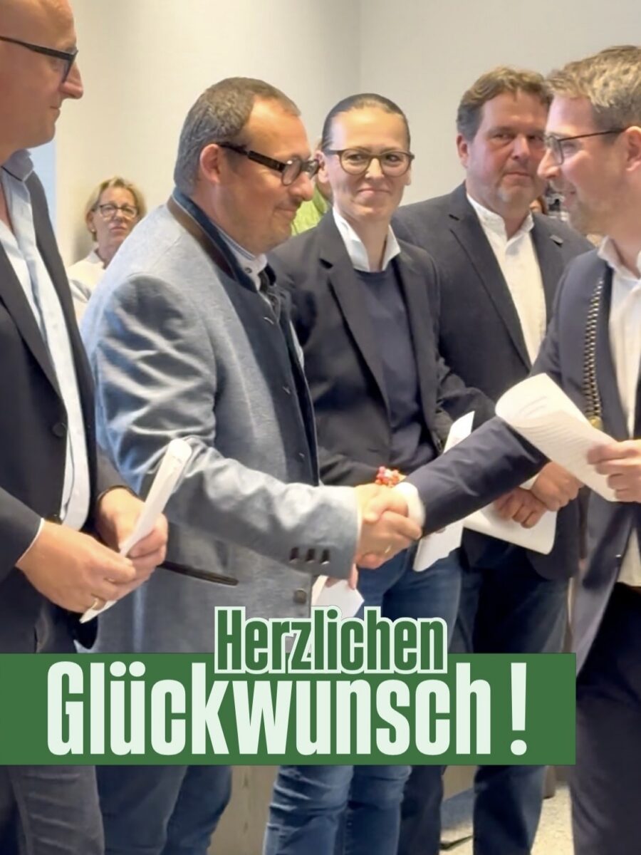 Der Bürgermeister gratuliert Andreas Hager zur Vereidigung als Stadtrat