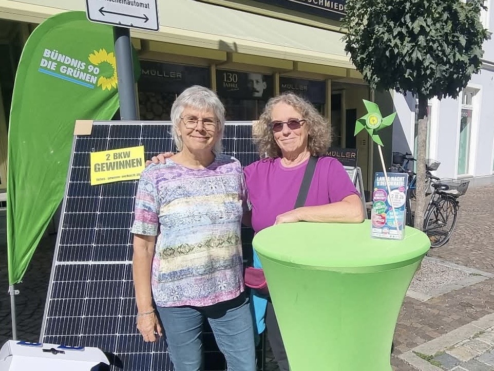 Glückliche Gewinnerin vor ihrem neuen Balkonkraftwerk