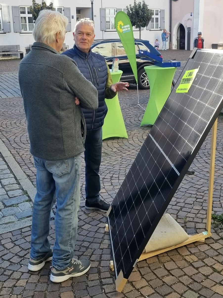 Solarexperte Martin Brugger berät einen Bürger zu Balkonkraftwerken